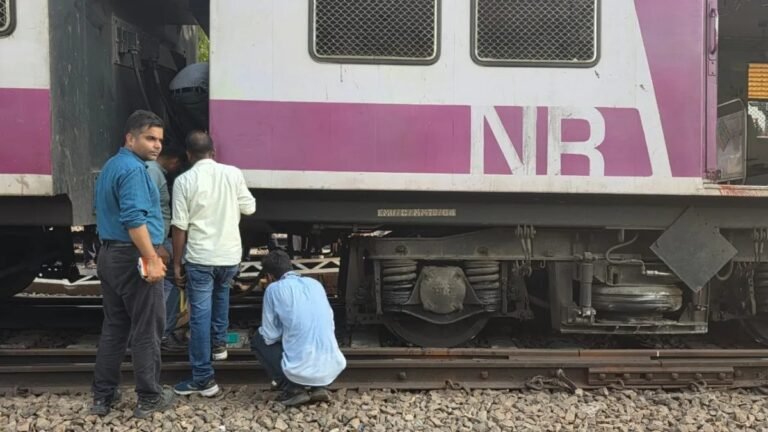 प्लेन क्रैश हादसे के बीच दिल्ली में रेल दुर्घटना, पटरी से उतरी ट्रेन की बोगी