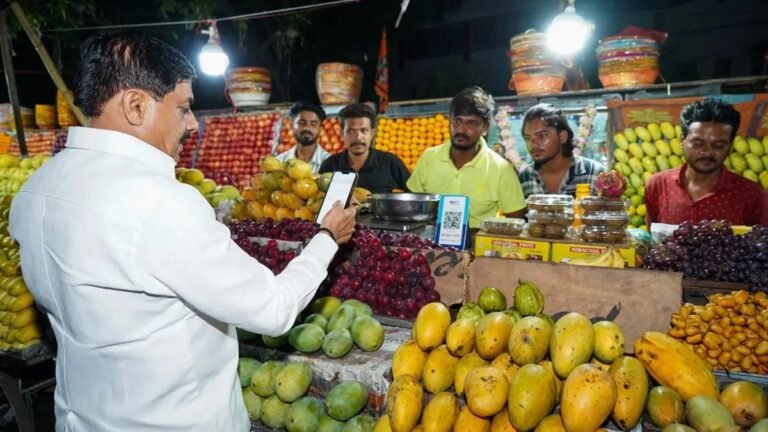 फिर दिखी CM मोहन यादव की सादगी, भोपाल की सड़कों पर खरीदा फल, ट्रैफिक लाइट पर रोकी कार; कोई काफिला नहीं