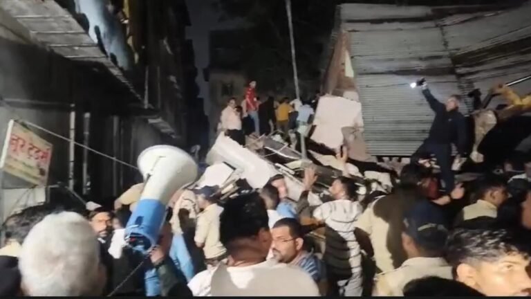 इंदौर: रानीपुरा में भरभरा कर गिरा बहुमंजिला मकान, हादसे में 2 लोगों की मौत, देखें वीडियो