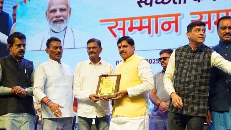 सीएम मोहन यादव ने किया स्वच्छता कर्मवीरों का सम्मान, इंदौर को दी विकास की अनेक सौगातें