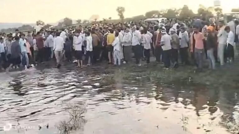 दिल दहला देने वाला हादसा: खंडवा में दुर्गा प्रतिमा विसर्जन के दौरान तालाब में गिरा वाहन, 11 लोगों की मौत