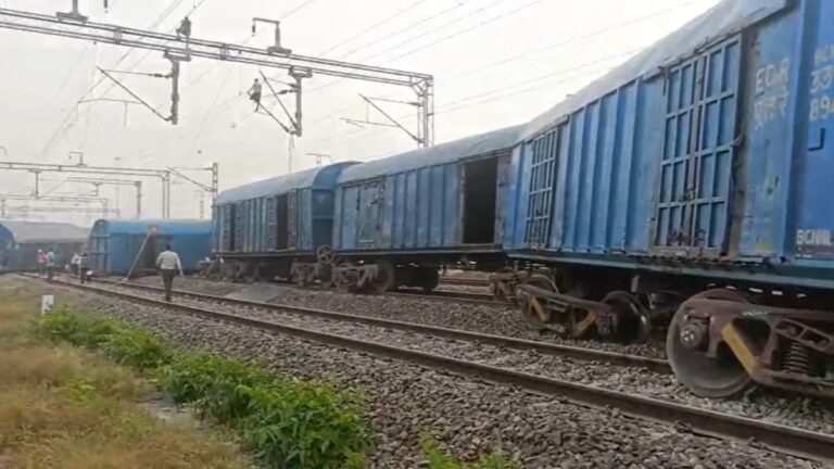 श्रीमाधोपुर में बड़ा ट्रेन हादसा, मालगाड़ी के तीन दर्जन से अधिक डिब्बे रेलवे ट्रैक से उतरे, मचा हड़कंप