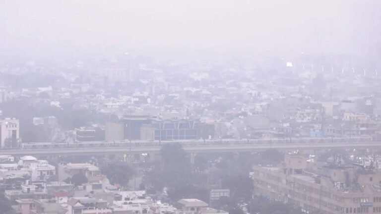 दिल्ली में ग्रैप-III के उपाय लागू, AQI 400 पार पहुंचा, इन कामों पर लगा बैन