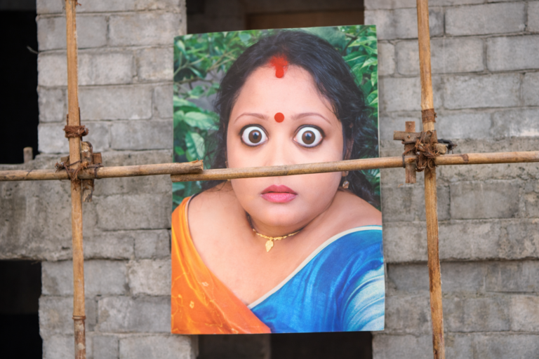 बेंगलुरु के हर एक कंस्ट्रक्शन साइट में दिख रही थी बड़ी आंख वाली महिला,सोशल मीडिया में वायरल तस्वीर की सुलझी गुत्थी