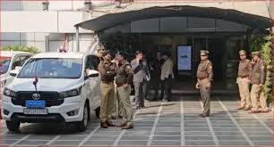 नोएडा में इंजीनियर की मौत पर सख्त कार्रवाई, दो और बिल्डर गिरफ्तार; दफ्तर व कॉर्पोरेट ऑफिस सील